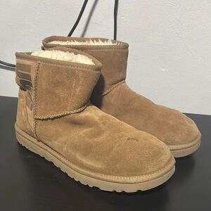 Classic Mini UGG Rubber Logo